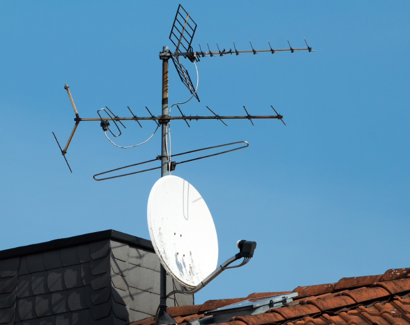 Antenne toiture rouill&eacute;